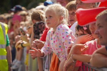 Crowds of around 15,000 lined at Rose of Tralee parade on Denny St, Tralee